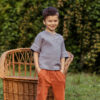 szara chłopięca bluzka z krótkim rękawem wykonana z bawełnianego muślinu oraz szorty ceglane typu bermudy